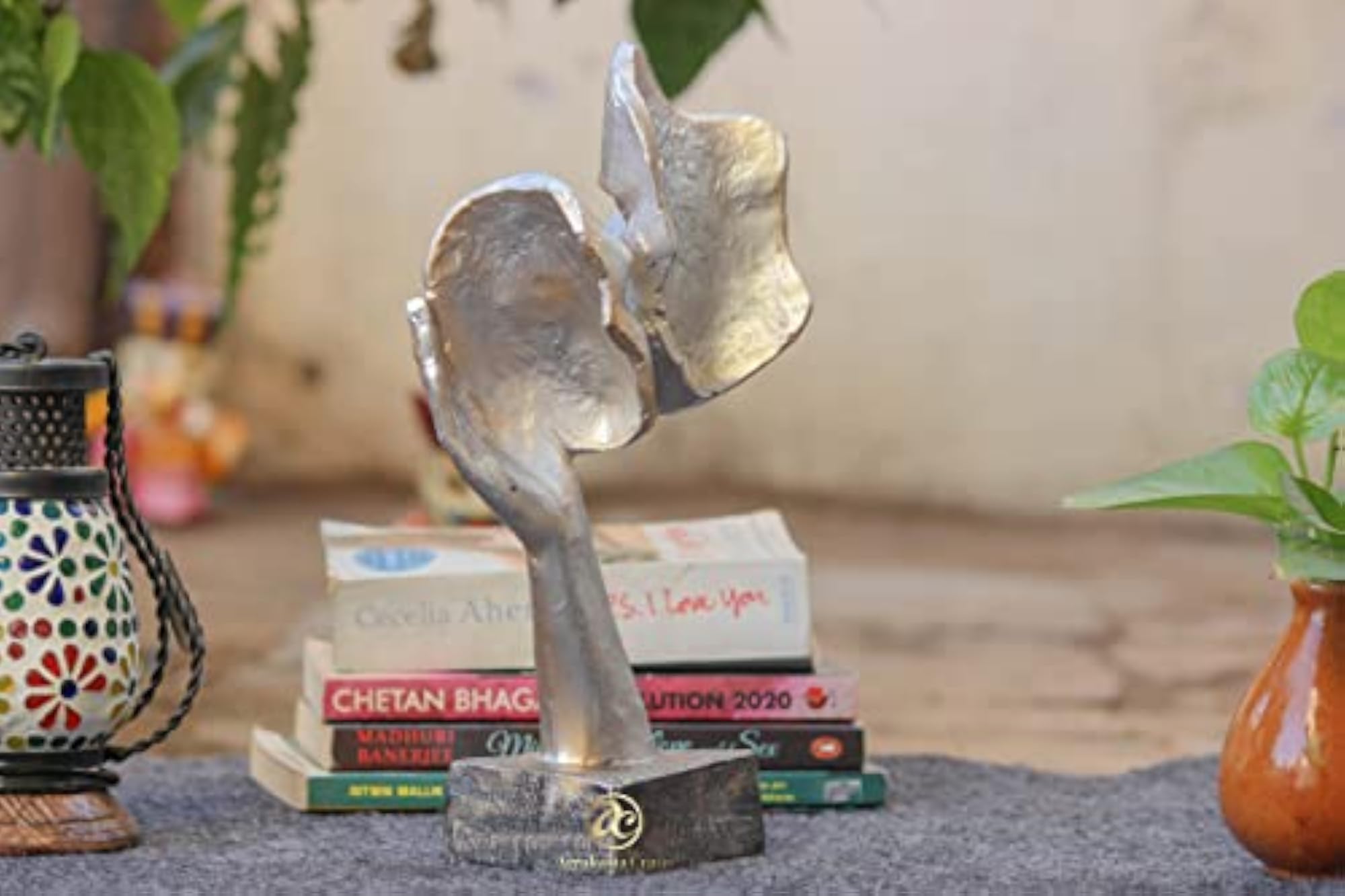 Home Decor Love Couple Statue for Modern Interiors